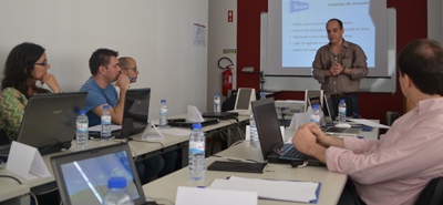 Uma turma a assistir a uma formação