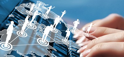 Quatro especialistas de bata branca, emfundo preto