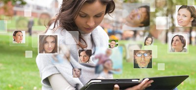 Quatro especialistas de bata branca, emfundo preto