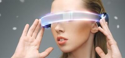 Uma senhora, com oculos futuristas, em fundo cizento e branco